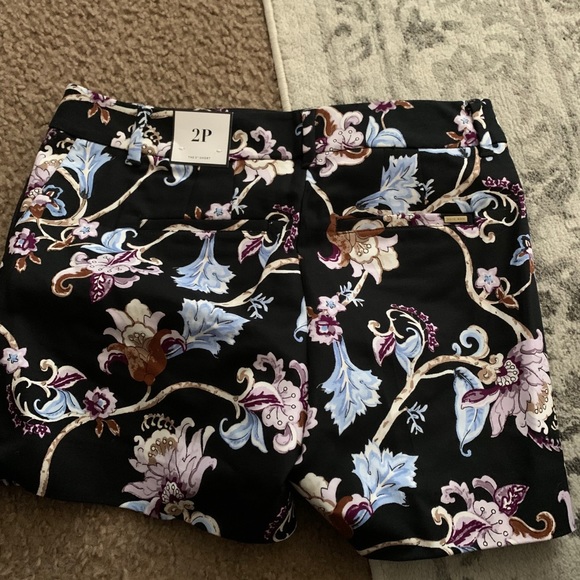 Women shorts - Picture 2 of 3